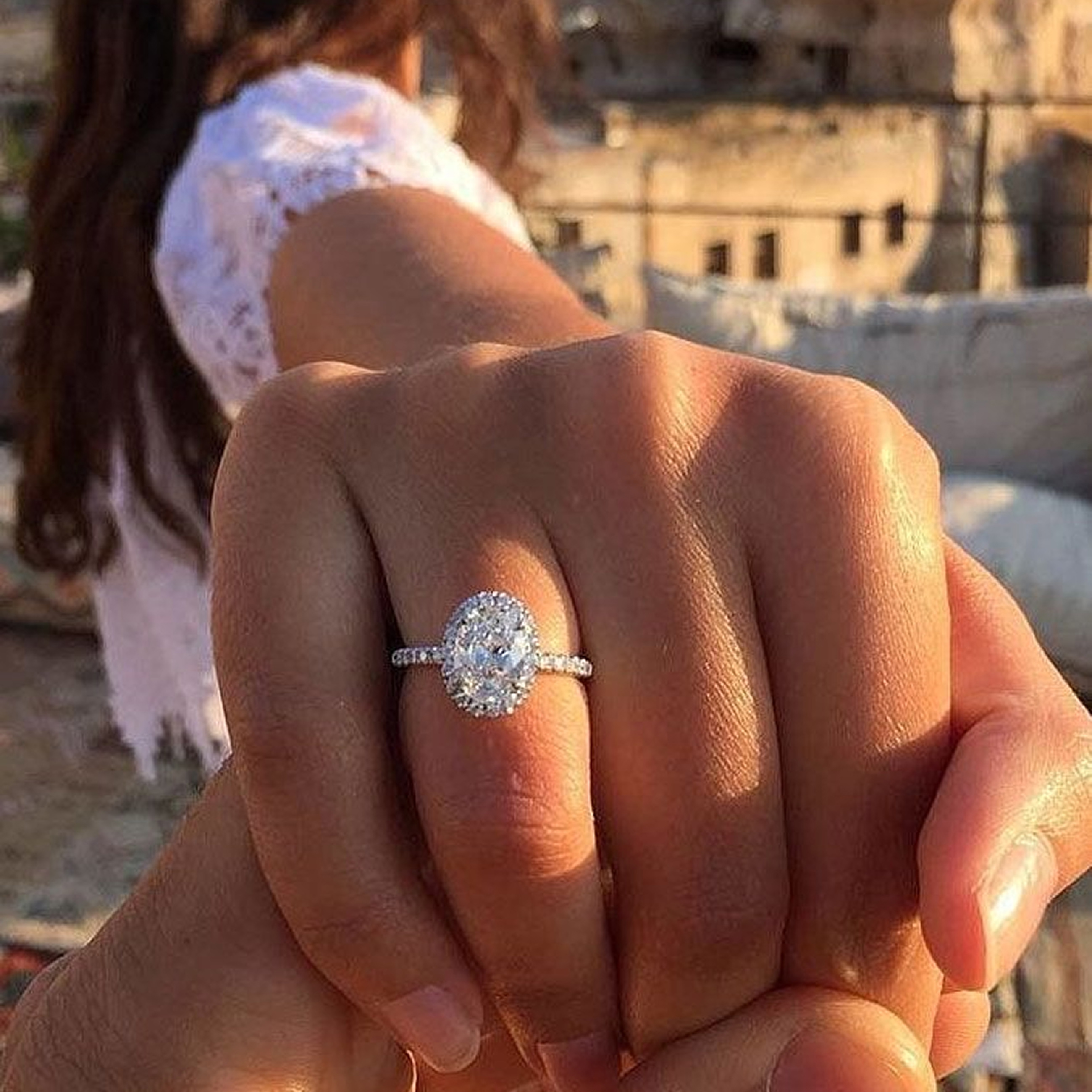 Anillo de Compromiso con Halo Tradicional