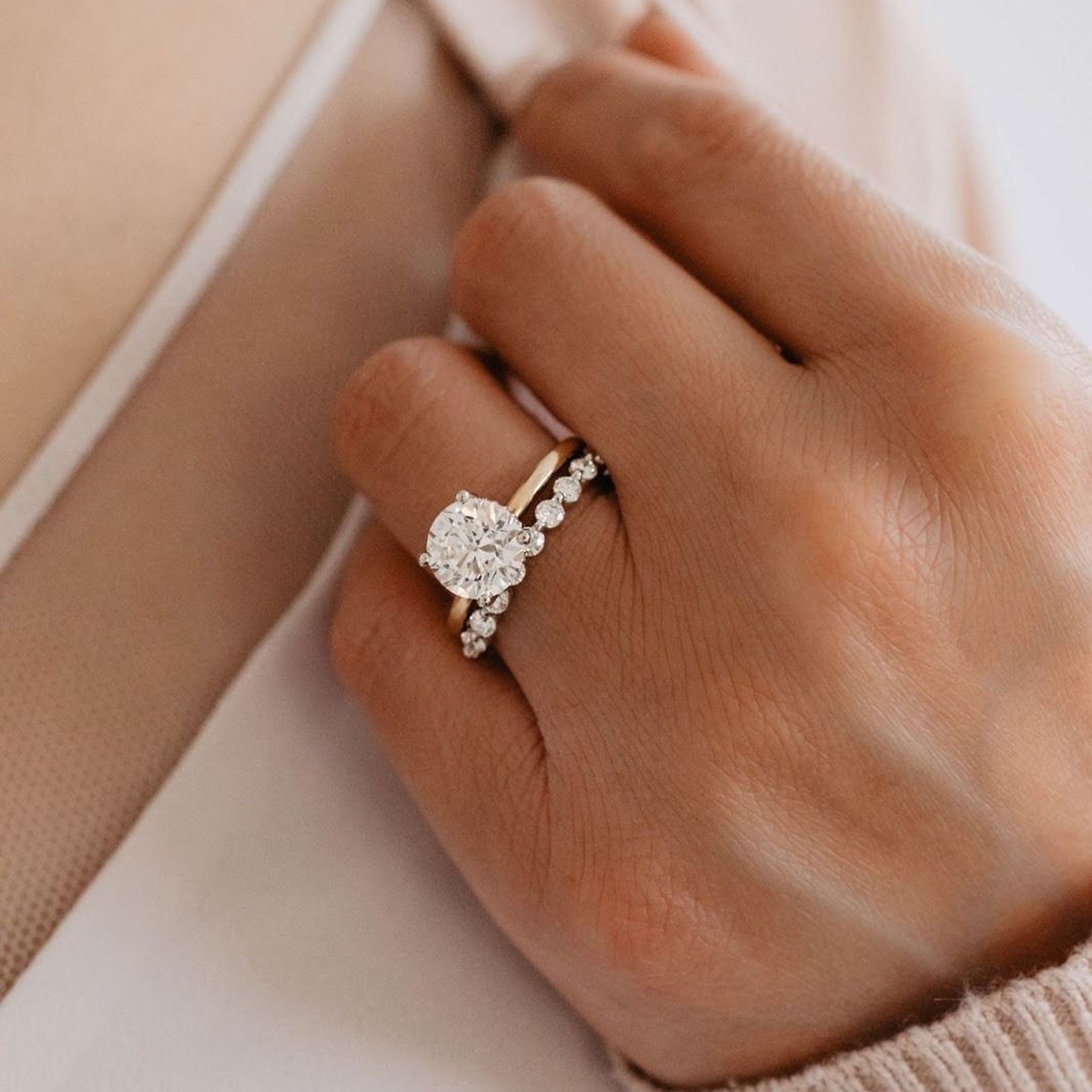 Cómo llevar anillos de compromiso y de boda juntos