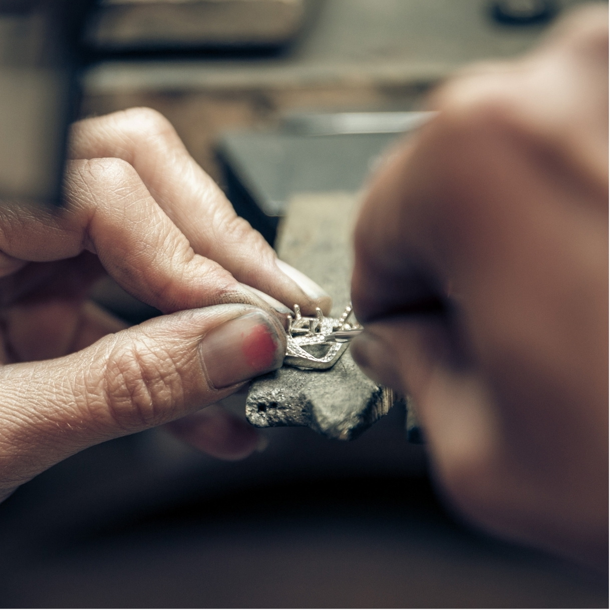 Diseño de un anillo de compromiso a medida junto a un joyero