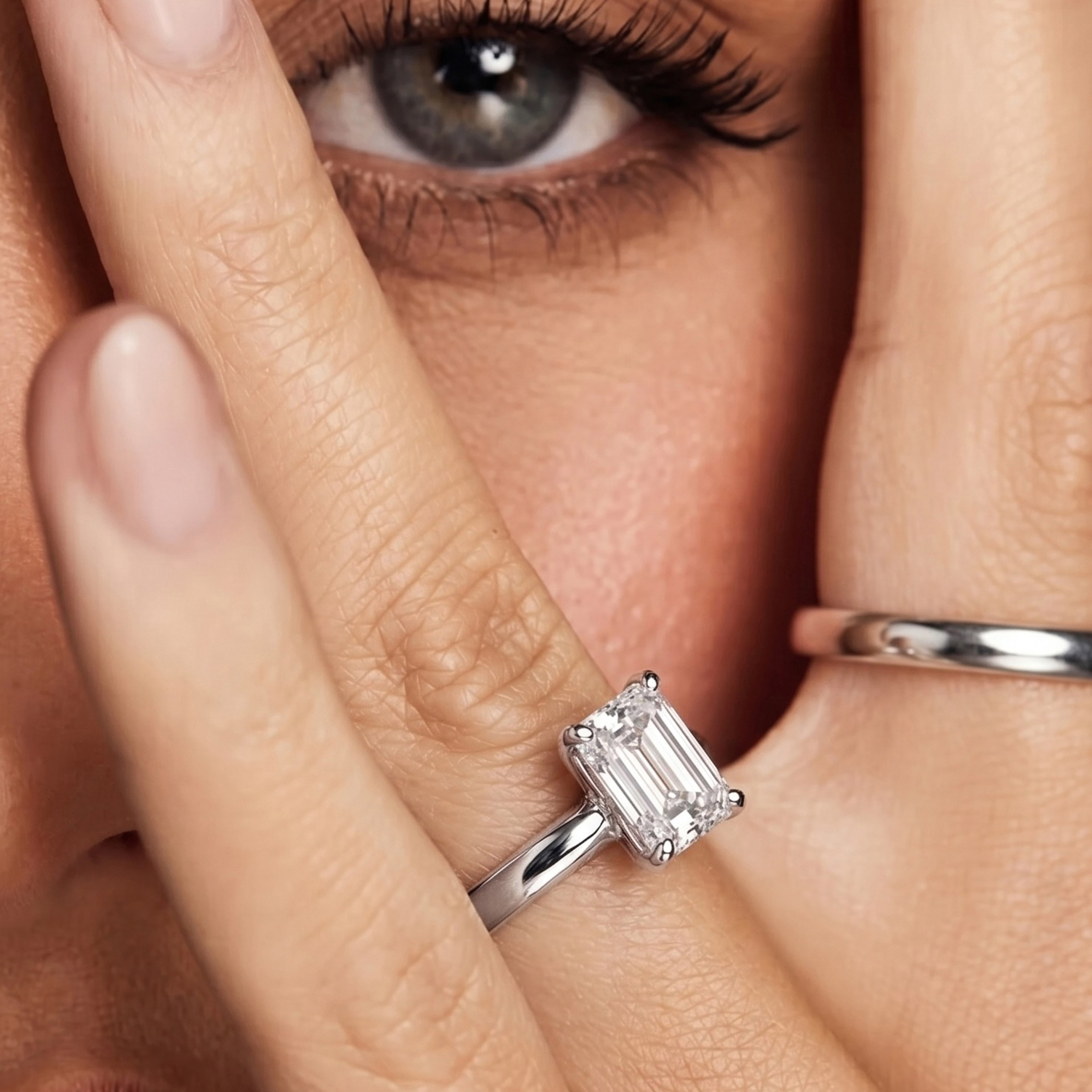 Anillo de compromiso de platino con diamante