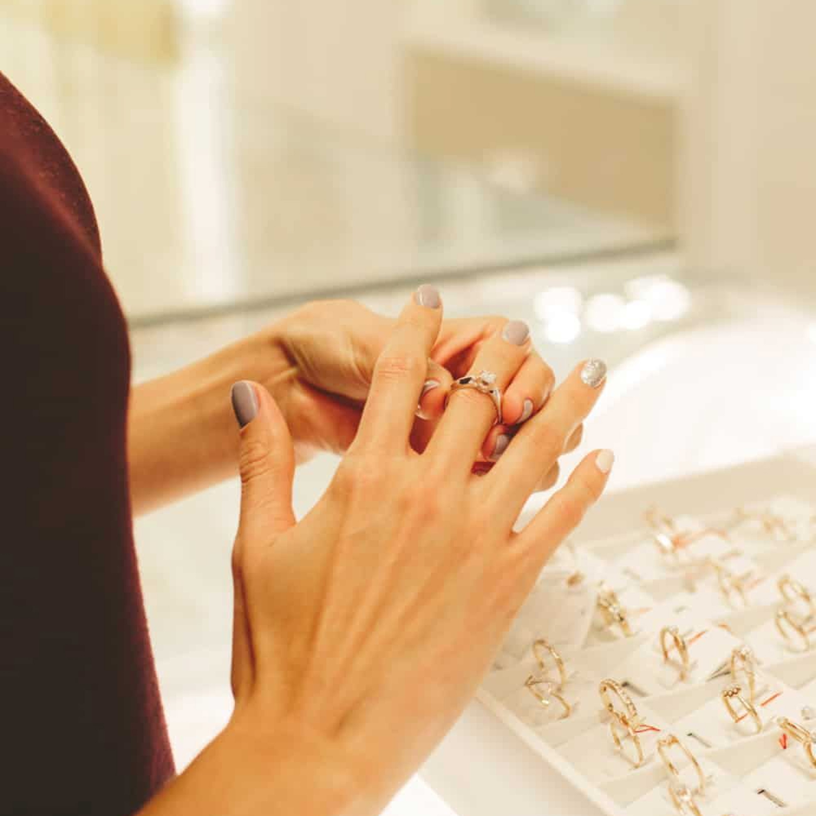 Mujer comprándose un anillo para celebrar un logro personal