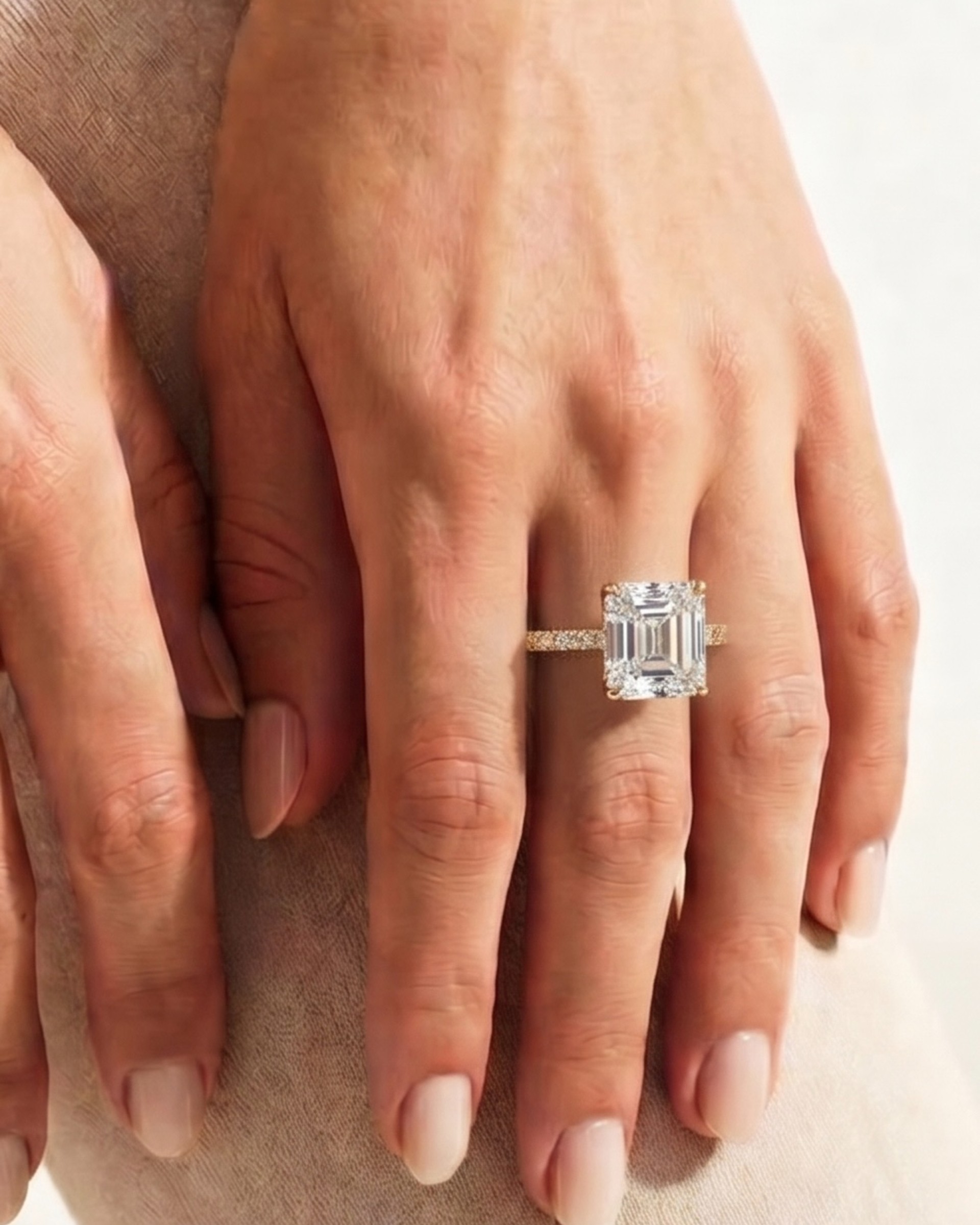 Qué evitar al limpiar un anillo de oro con diamante